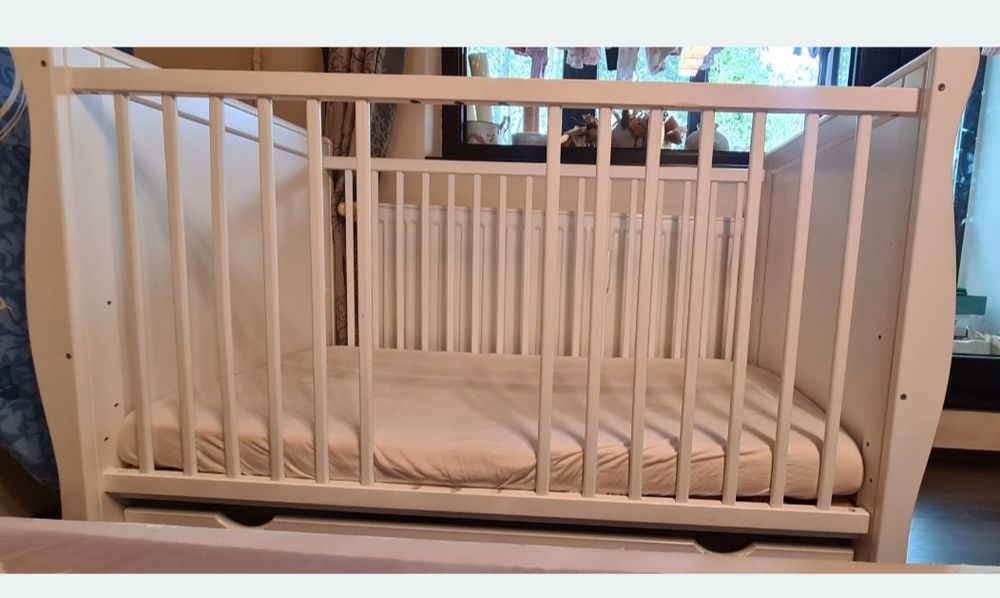 Patut din lemn pentru bebeluși