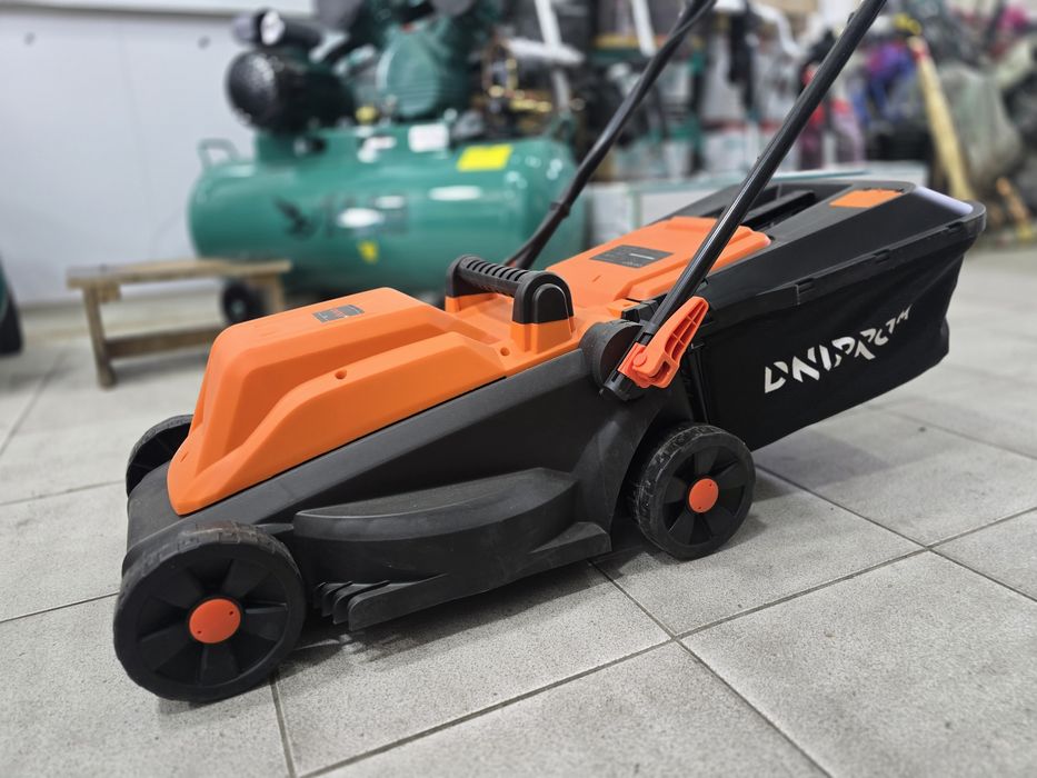 Gazon o'radigan kalyaskali moslama  " DNIPRO Ukraine ".
Yangi. Газонак