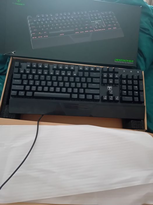 vând tastatura mecanica noua