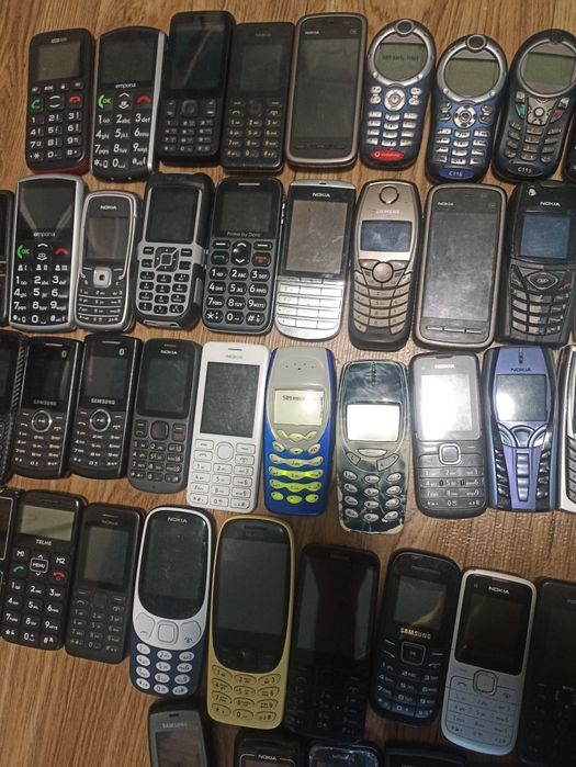 Vând lot 66 telefoane funcționale .