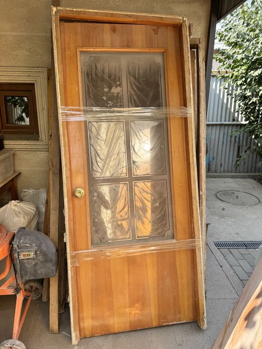 Двери деревянные со стеклом