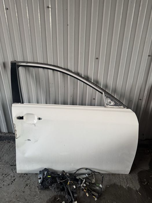 Дверь правая  передняя тайота 40