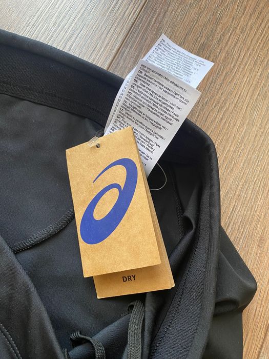 Панталони Asics нови!