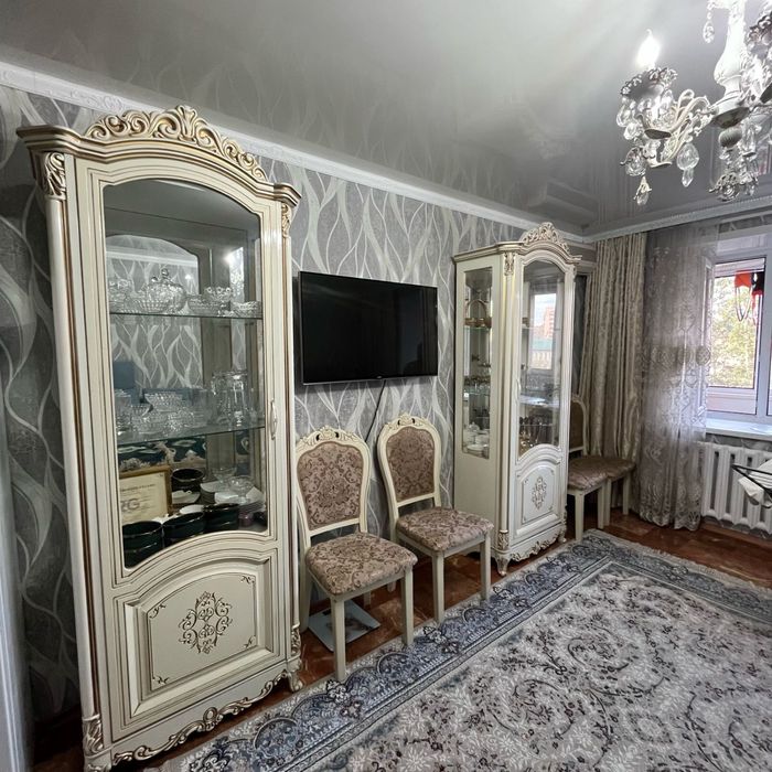 В продаже Шкаф-витрина