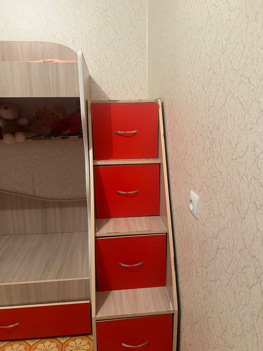 Продам детскую двухъярусную кровать с матрасами