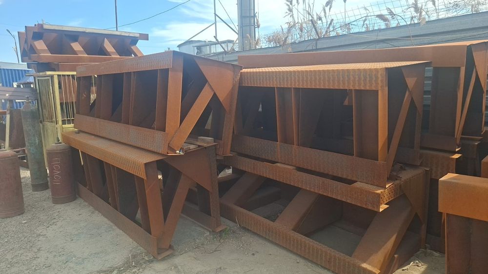 Продам железные столы