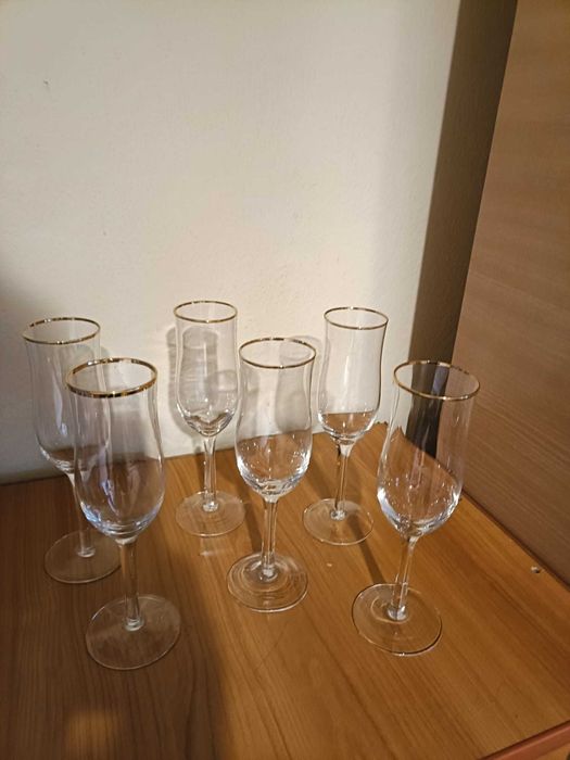 pahare sampanie cu bordura aurie