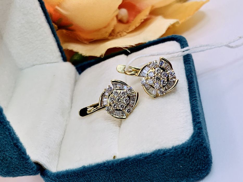 Элегантные золотые серьги с багетными бриллиантами