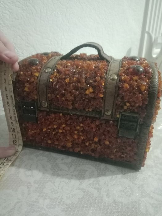 Шкатулка,инкрустированная янтарем