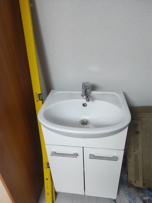 Продам раковину с тумбой