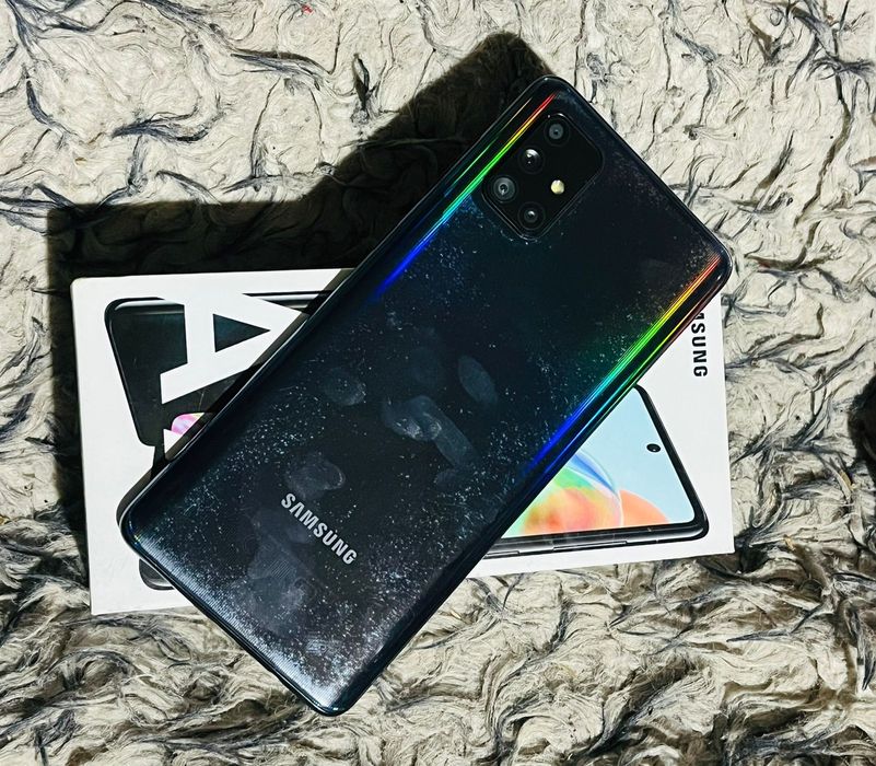 SAMSUNG A71.           •