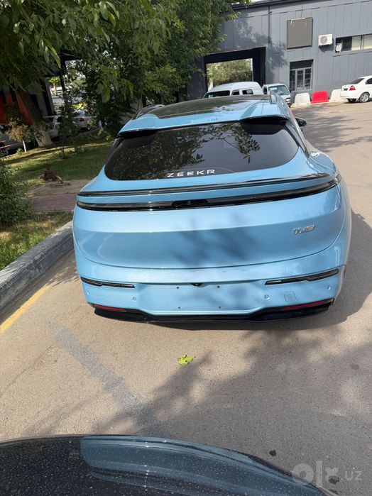 Zeekr 007GT небесного цвета