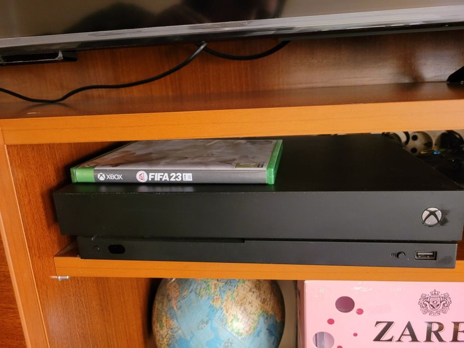Vând xbox one x cu 2 manete