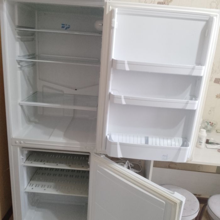 Продам холодильник Indesit на запчасти / под ремонт