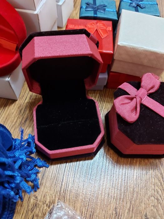 Коробки для украшений подарочные