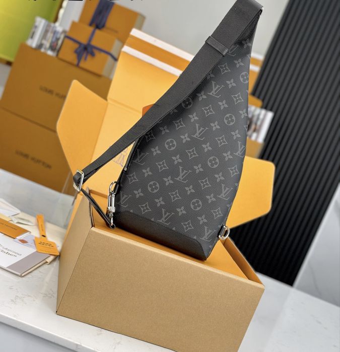 Louis Vuitton клъч / несесер