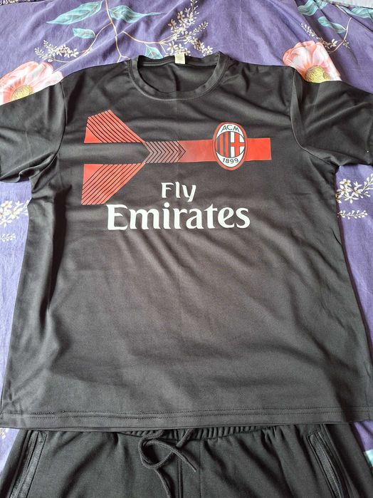 Мъжки спортен екип!Фланелка на Милан и къси гащи!