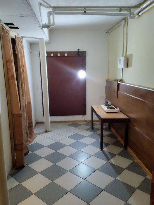 Сдам комнату в цоколе общежития.