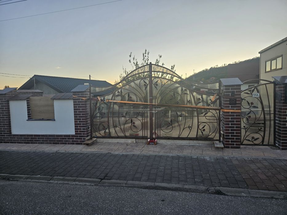 Porți si gard din fier forjat cu model si deosebit