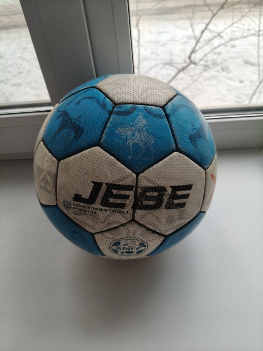 Продам 2 пары перчаток и 2 мяча