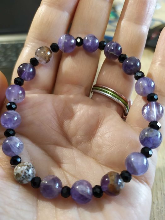 Гривни от естествени камъни