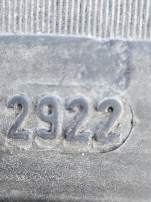 Vând 2 anvelope iarna 215/45/17 215/45r17 NEXEN