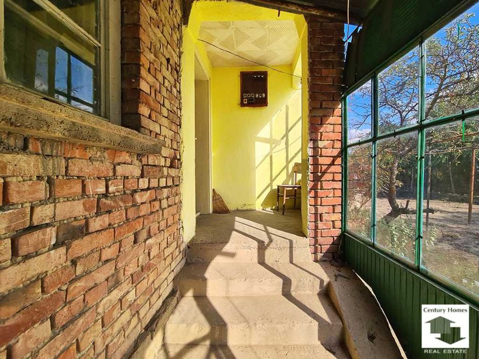 140327 Едноетажна къща с равен двор и кладенец в с. Бутово