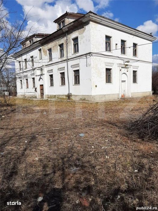 BLOC la pret de APARTAMENT:Cladire vanzare pe 3 nivele, 15 camere, 3 b