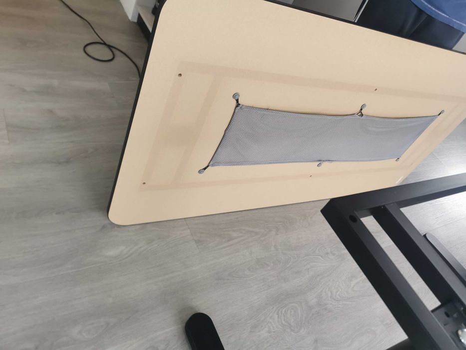 Продавам бюро с 4 алуминиеви стола