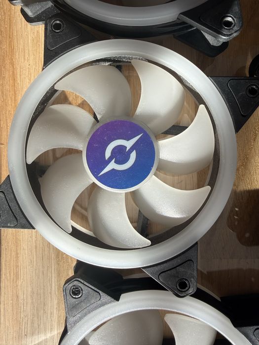 Set 6 ventilatoare AQIRYS 120mm RGB/ARGB + Controller – 3 Albe / 3 Negre