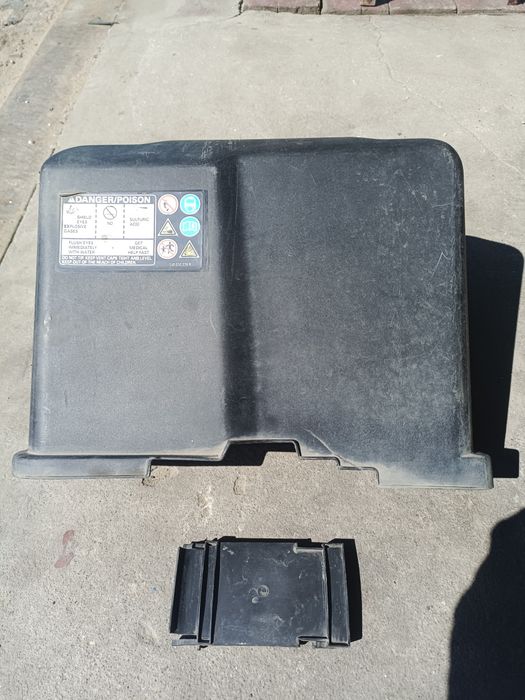 Крышка аккумулятора б/у