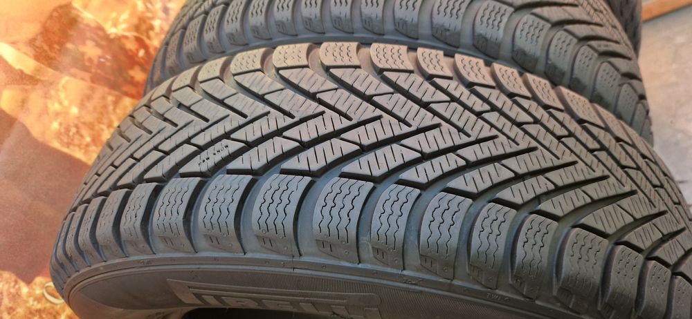 1 Anvelopa ca noua Pirelli 195 65 R15 M+S