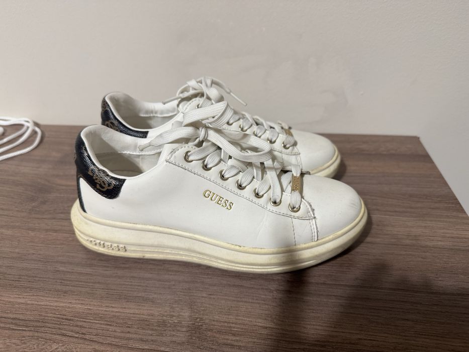 Бели обувки Guess VIBO