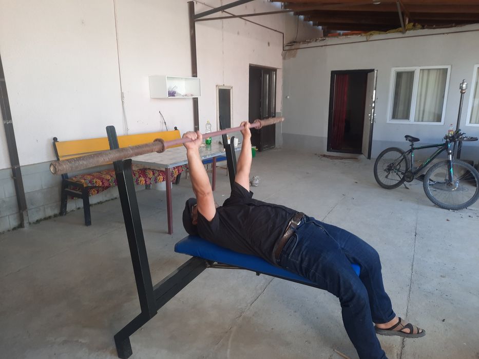 Продам скамью для жим лёжа.