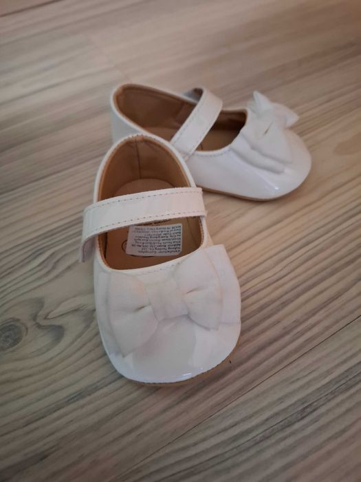 Бели пантофки за момиче