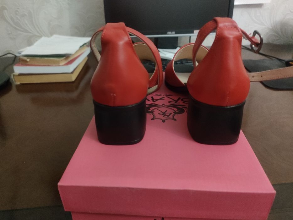 Продаются Босоножки