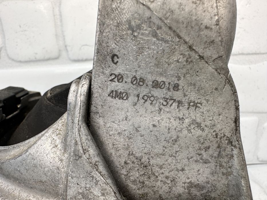 Ляв Тампон Двигател AUDI A6 A7 Q7 4M0199371FF