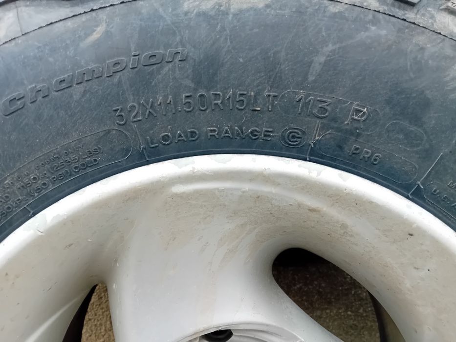 Vând cauciucuri 32x11,50x15