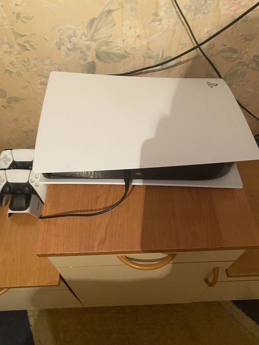 Продаю PS 5 в хорошем состоянии
