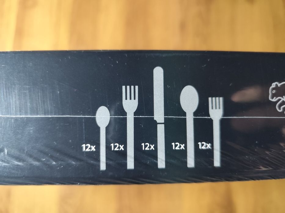 Acesta este un set de tacâmuri Berndorf, 60 de piese.