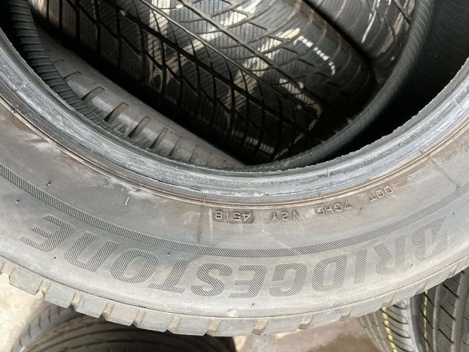 vând 4 anvelope 225/60/18 bridgestone de iarnă ca noi