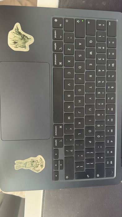 продавам mac m2 air midnight