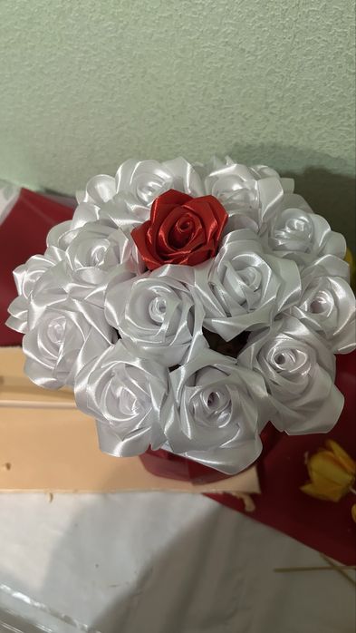 Цветы атласных лент букеты 17 шт