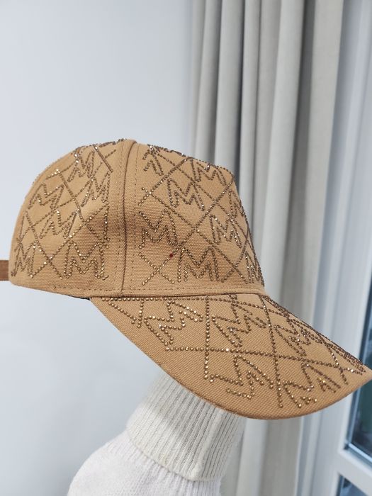 Неупотребена шапка с камъни