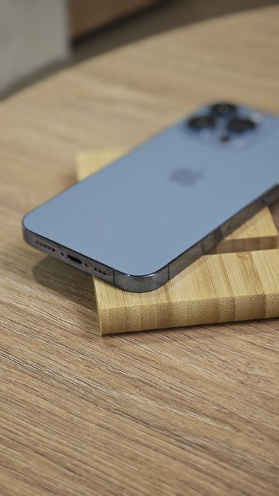 iPhone 13 Pro | Apple Room