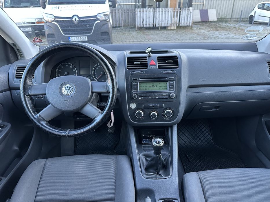 Vand golf V  1.6 benzina