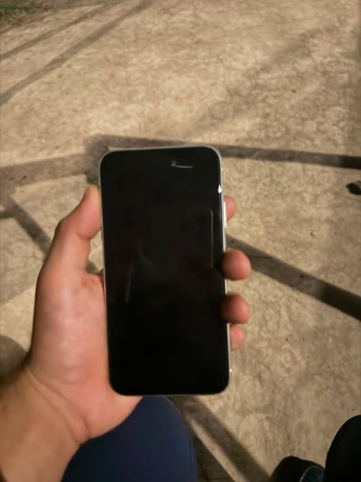 Iphone 11 yomksti 66 xotras 64 feys id tru ton bor ekran almashgan.