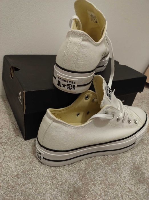 Vând pantofi sport Converse