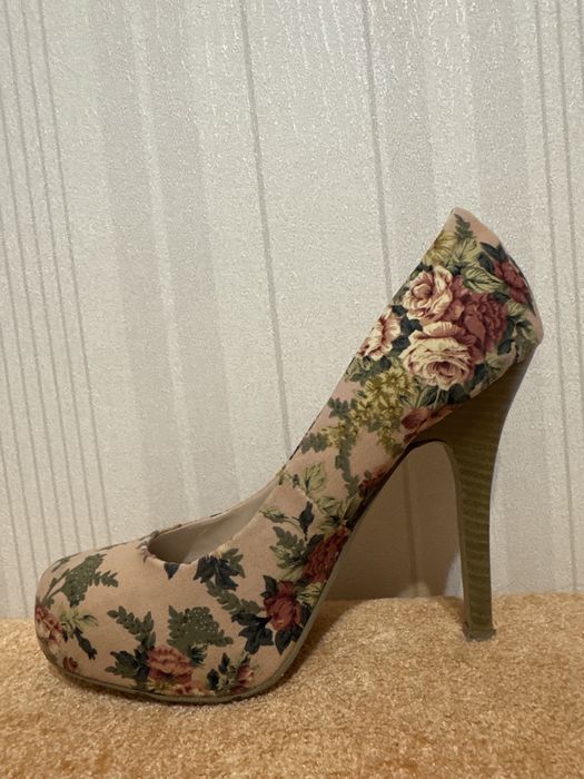 Шикарные туфли танцевали в клубах