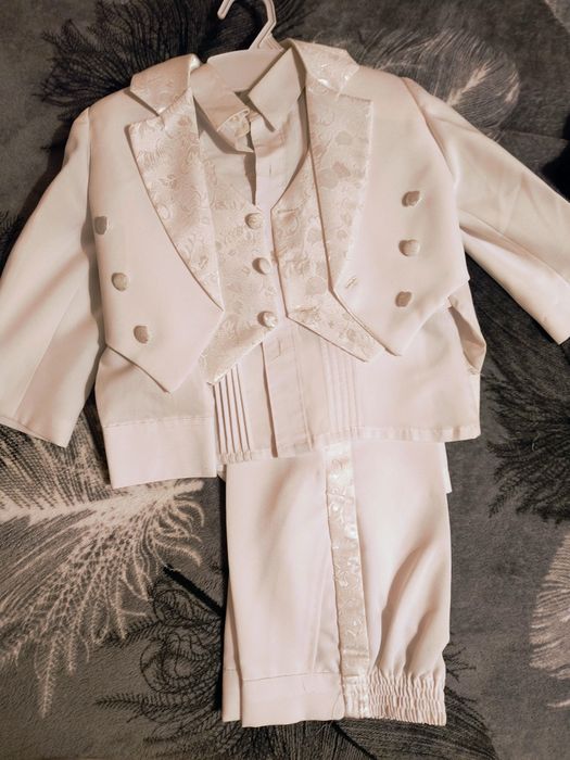 De vânzare  diferite costumase baieti